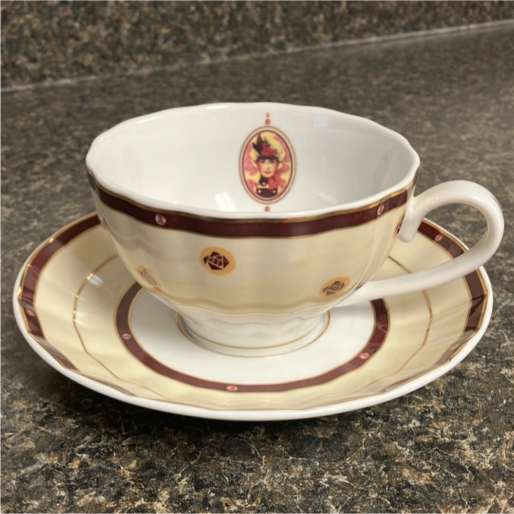 Avon 2006 award tea cup and saucer Mrs. Albee